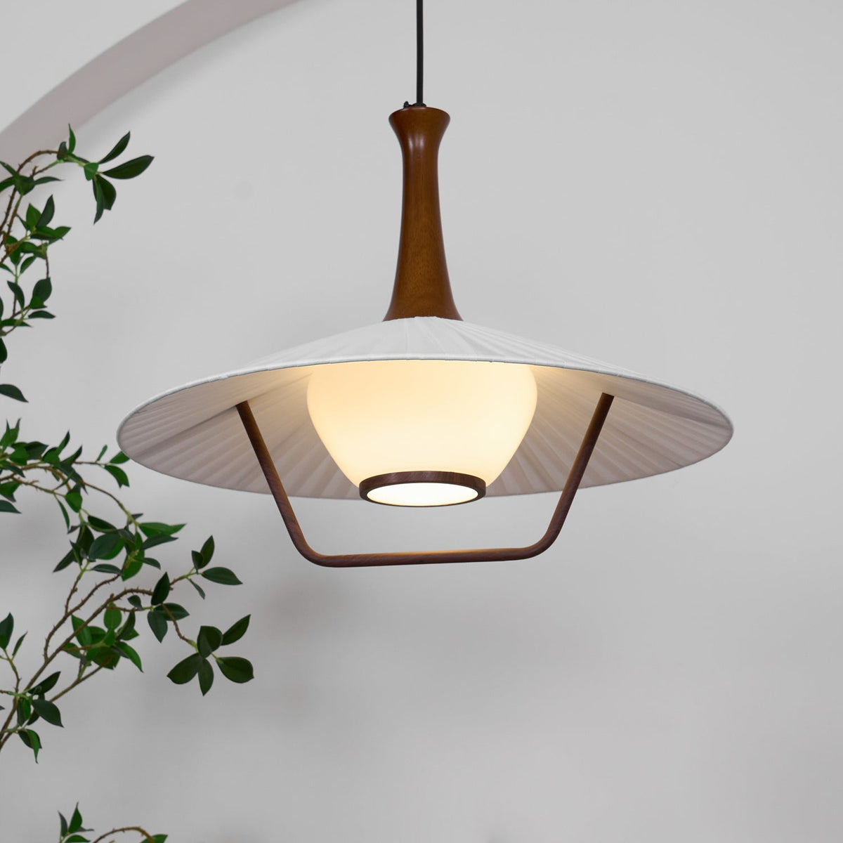 Vionne pendellampe i træ og hvid i mid-century-stil