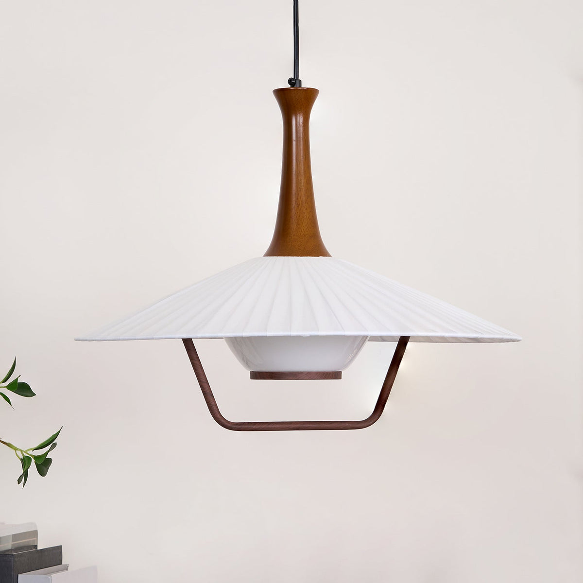 Vionne pendellampe i træ og hvid i mid-century-stil