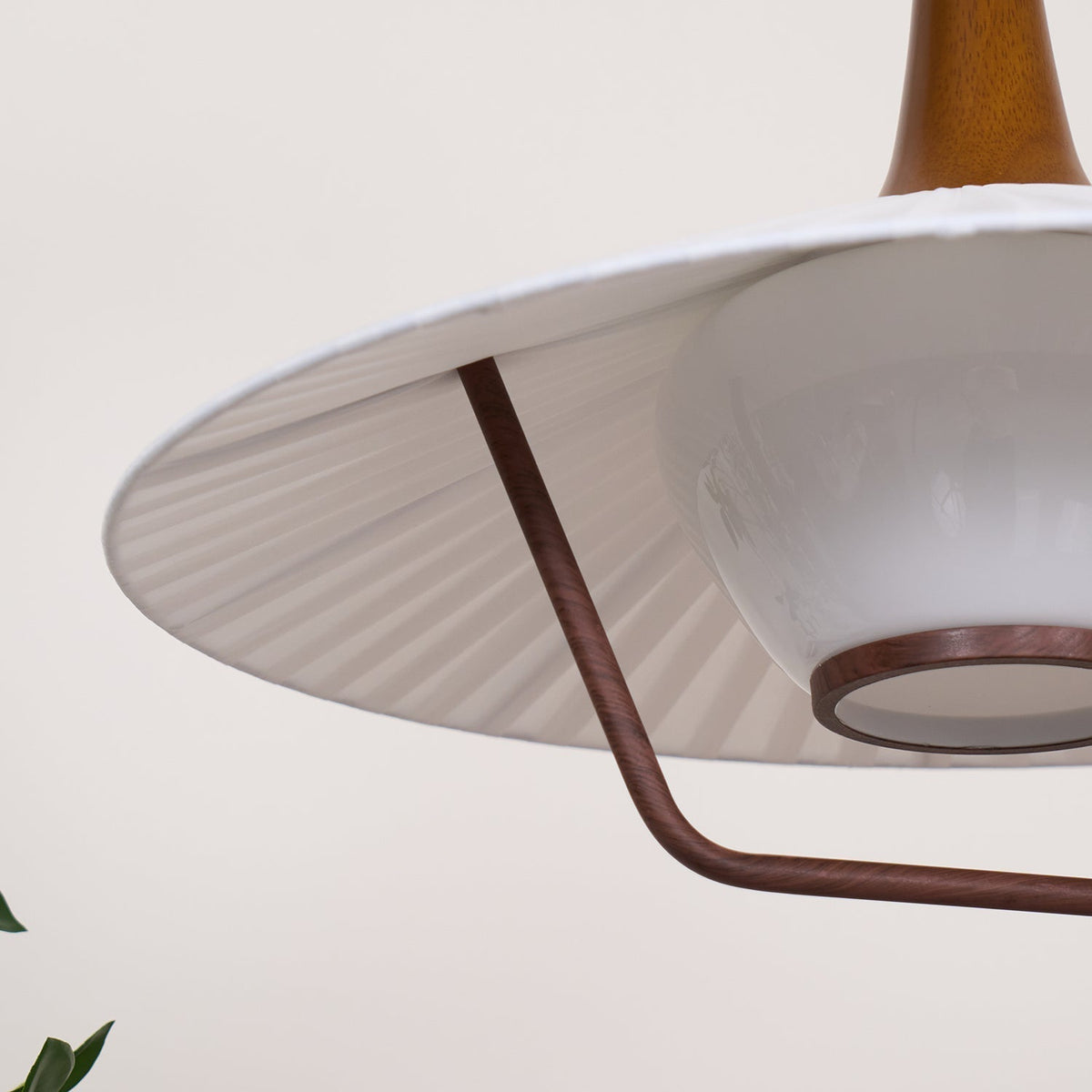 Vionne pendellampe i træ og hvid i mid-century-stil