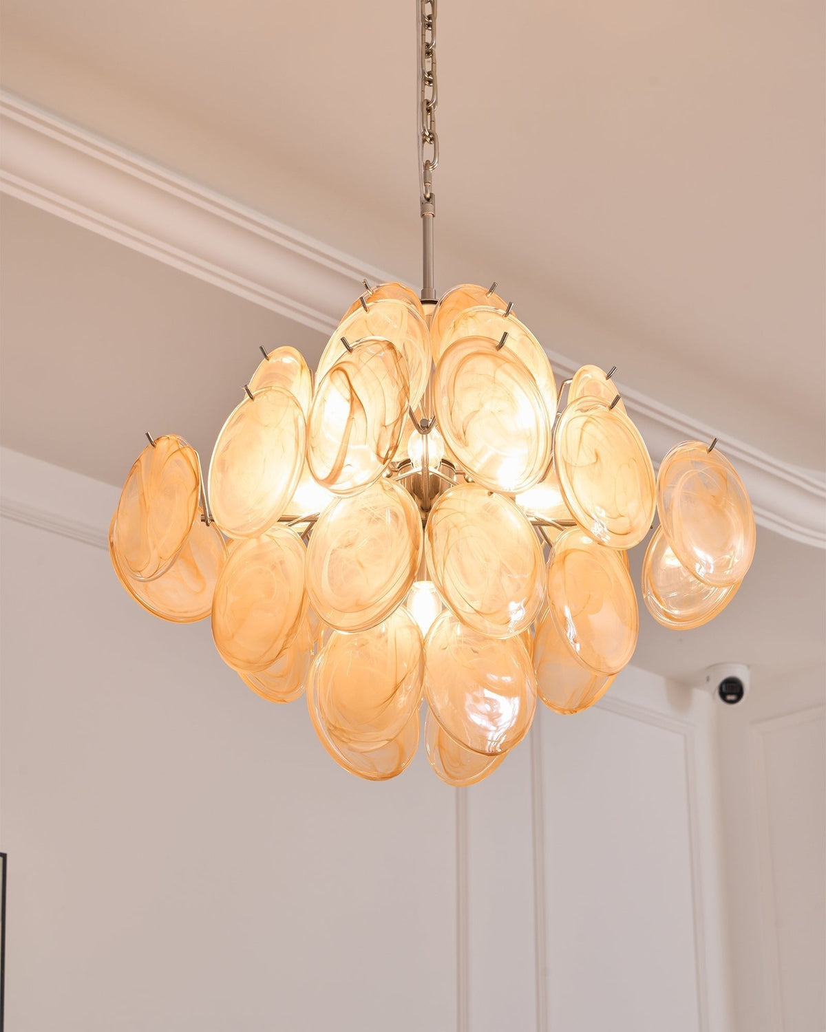 Lioraleon lysekrone i abrikosfarvet Murano-glas med skiver, lagdelt kunstnerisk