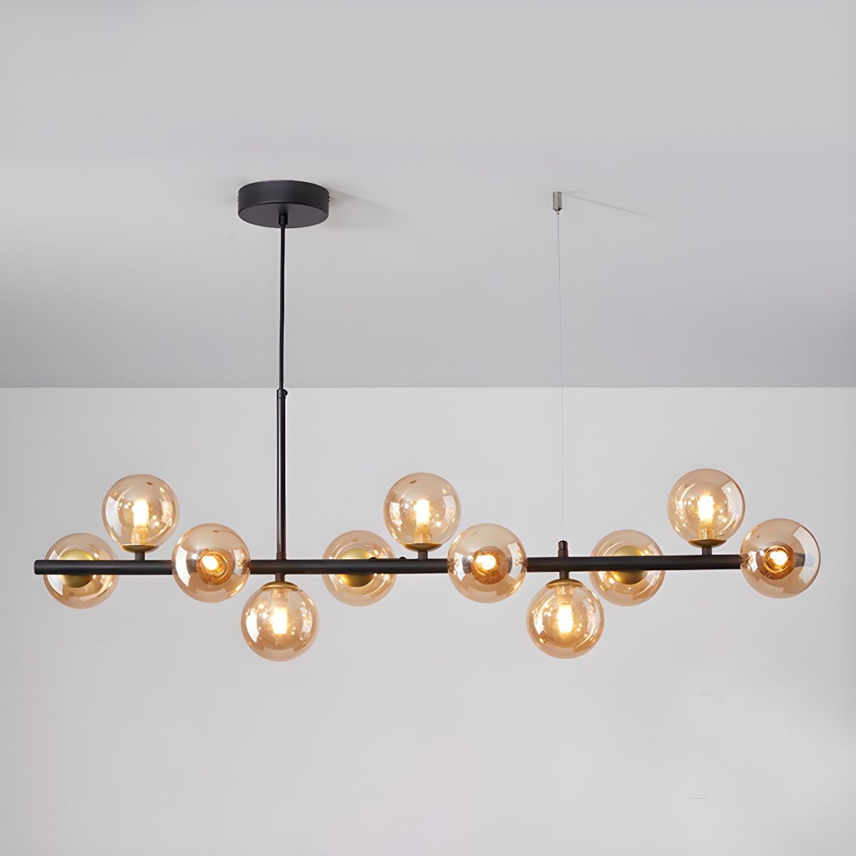Candeeiro de teto Lioroora, em vidro e forma de globo dourado, com 12 luzes