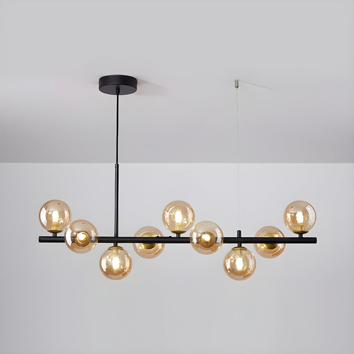 Candeeiro de teto Lioroora, em vidro e forma de globo dourado, com 12 luzes