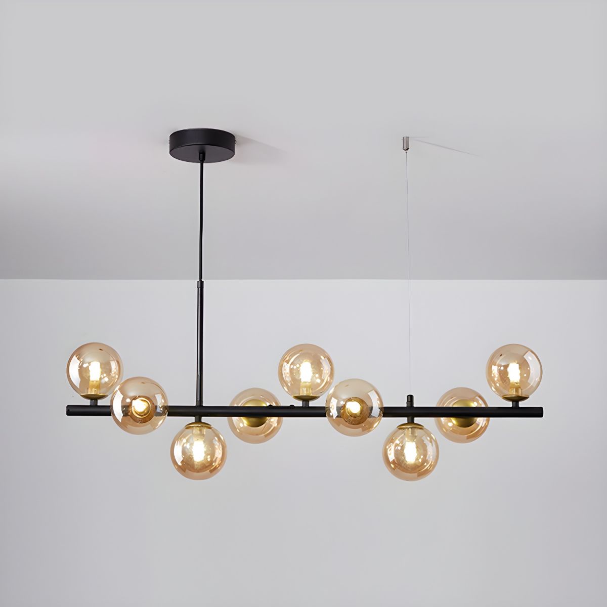 Candeeiro de teto Lioroora, em vidro e forma de globo dourado, com 12 luzes