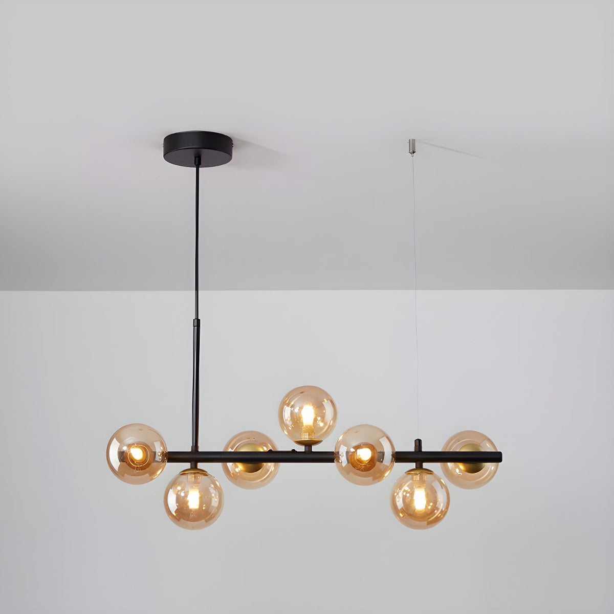 Candeeiro de teto Lioroora, em vidro e forma de globo dourado, com 12 luzes