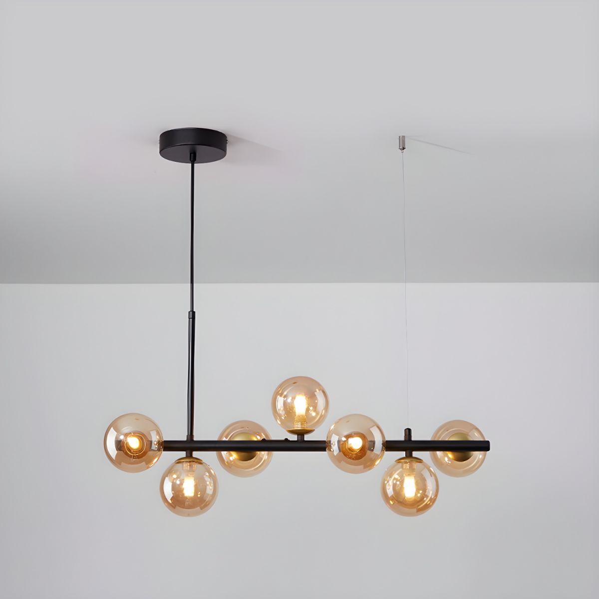 Candeeiro de teto Lioroora, em vidro e forma de globo dourado, com 12 luzes