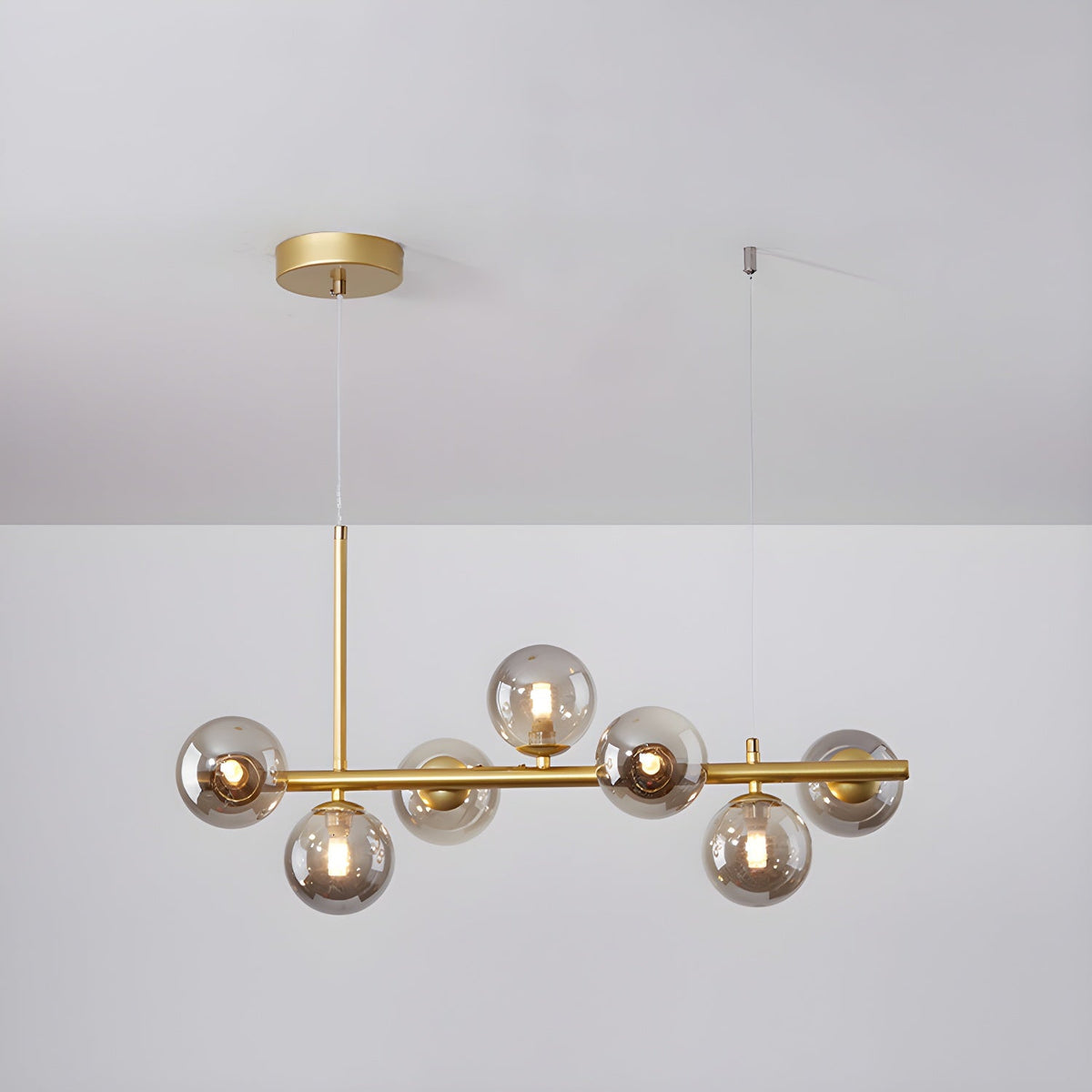 Candeeiro de teto Lioroora, em vidro e forma de globo dourado, com 12 luzes