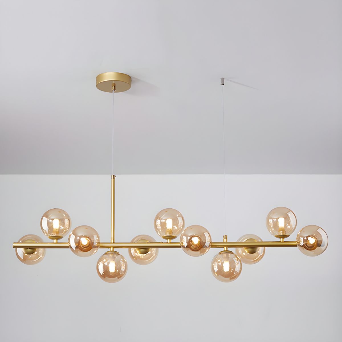Candeeiro de teto Lioroora, em vidro e forma de globo dourado, com 12 luzes