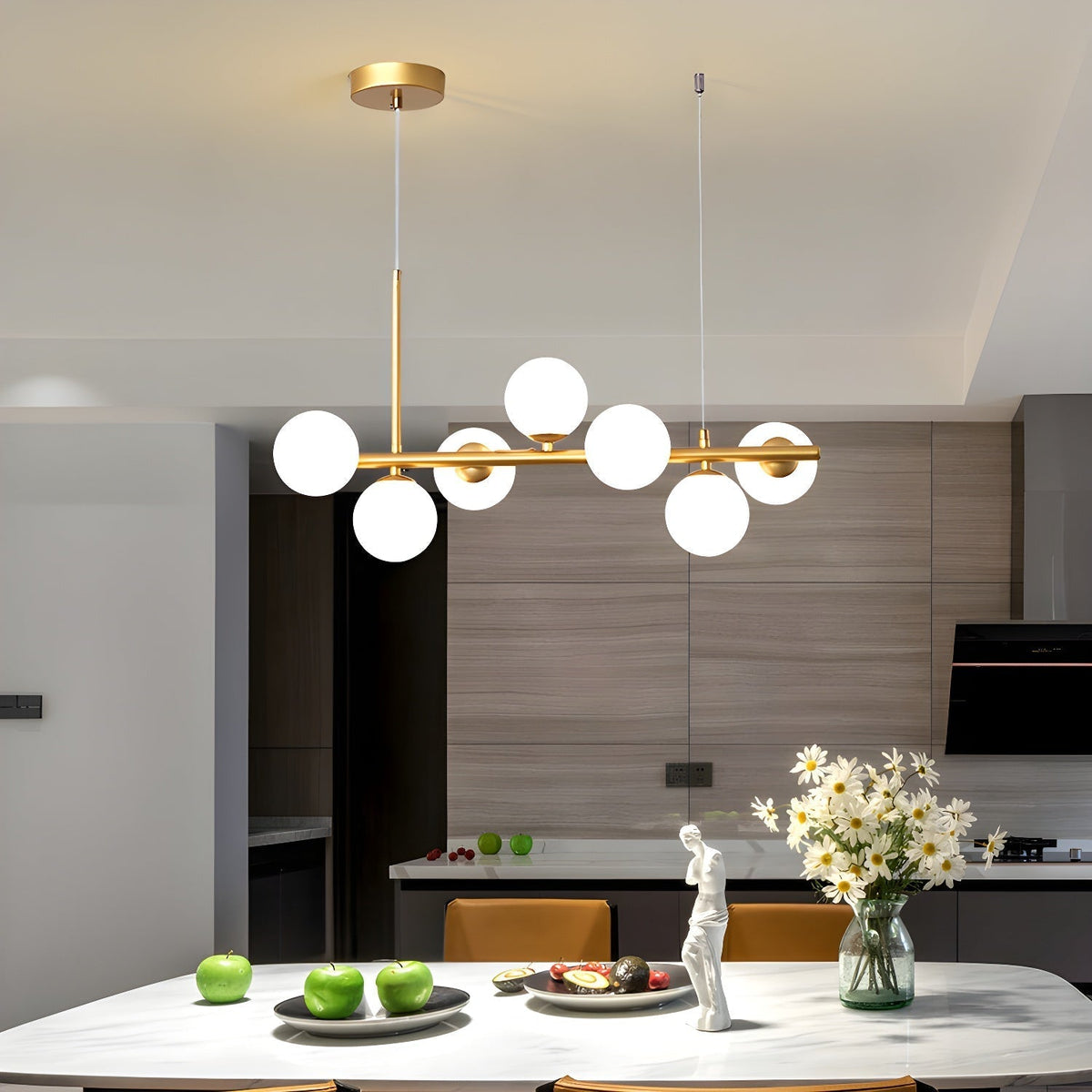 Candeeiro de teto Lioroora, em vidro e forma de globo dourado, com 12 luzes