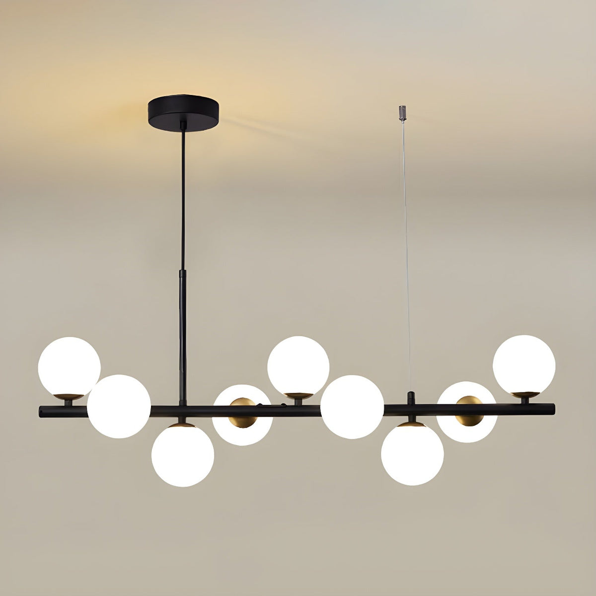 Candeeiro de teto Lioroora, em vidro e forma de globo dourado, com 12 luzes