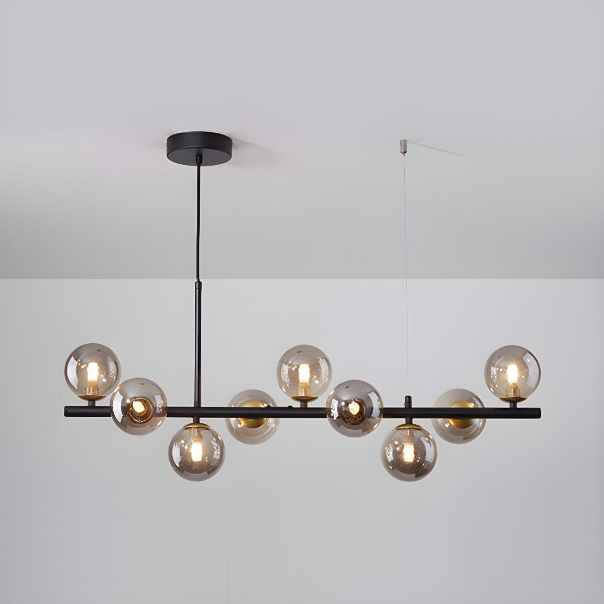 Candeeiro de teto Lioroora, em vidro e forma de globo dourado, com 12 luzes
