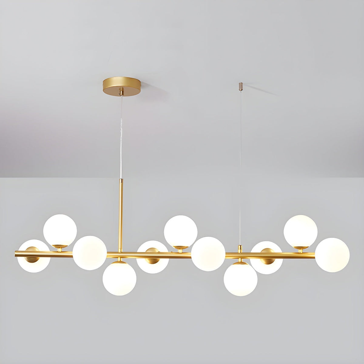 Candeeiro de teto Lioroora, em vidro e forma de globo dourado, com 12 luzes