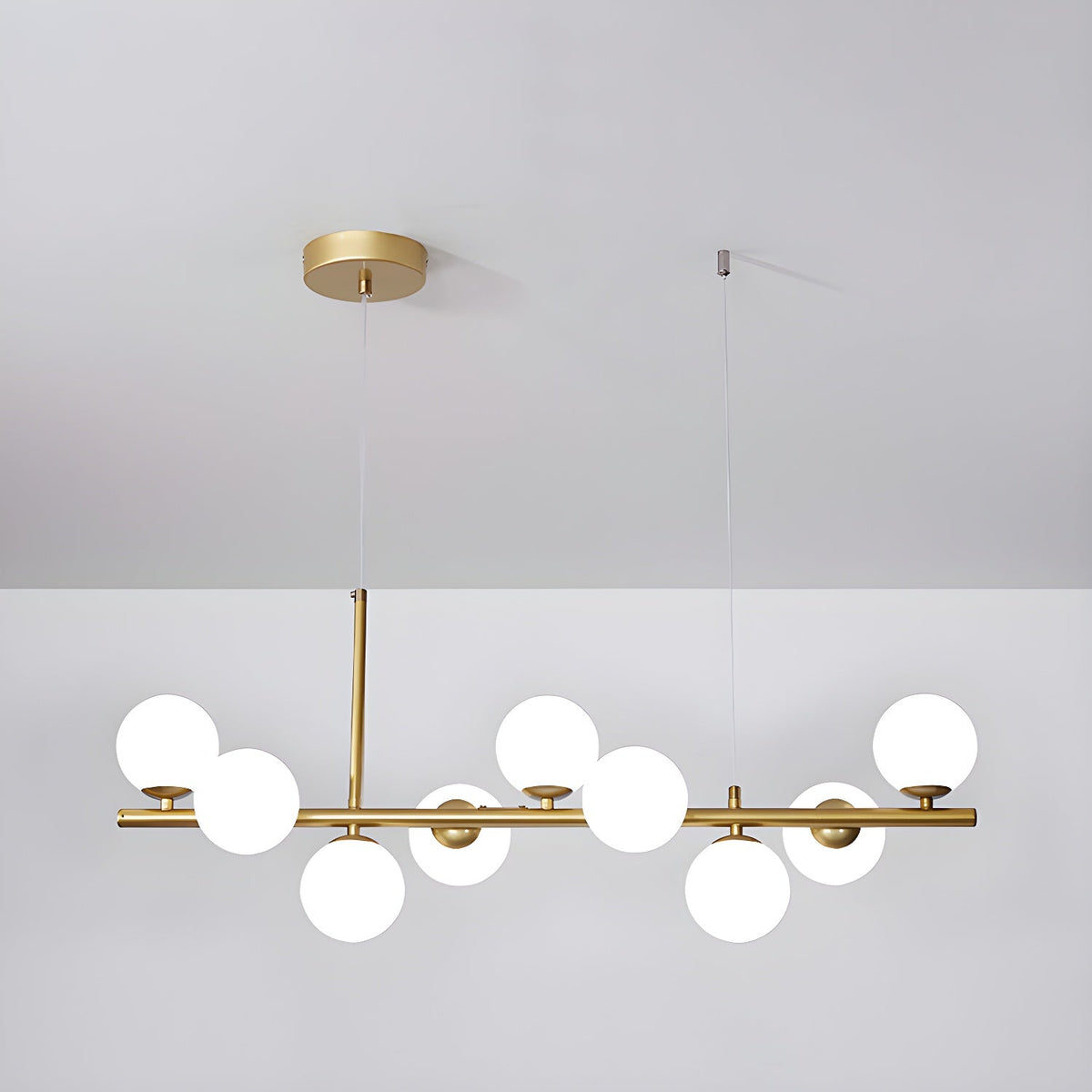 Candeeiro de teto Lioroora, em vidro e forma de globo dourado, com 12 luzes