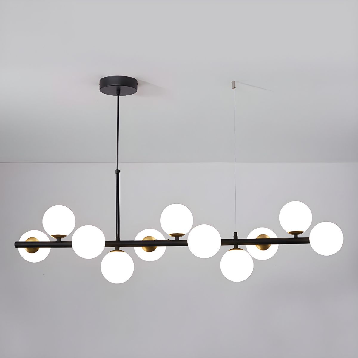 Candeeiro de teto Lioroora, em vidro e forma de globo dourado, com 12 luzes