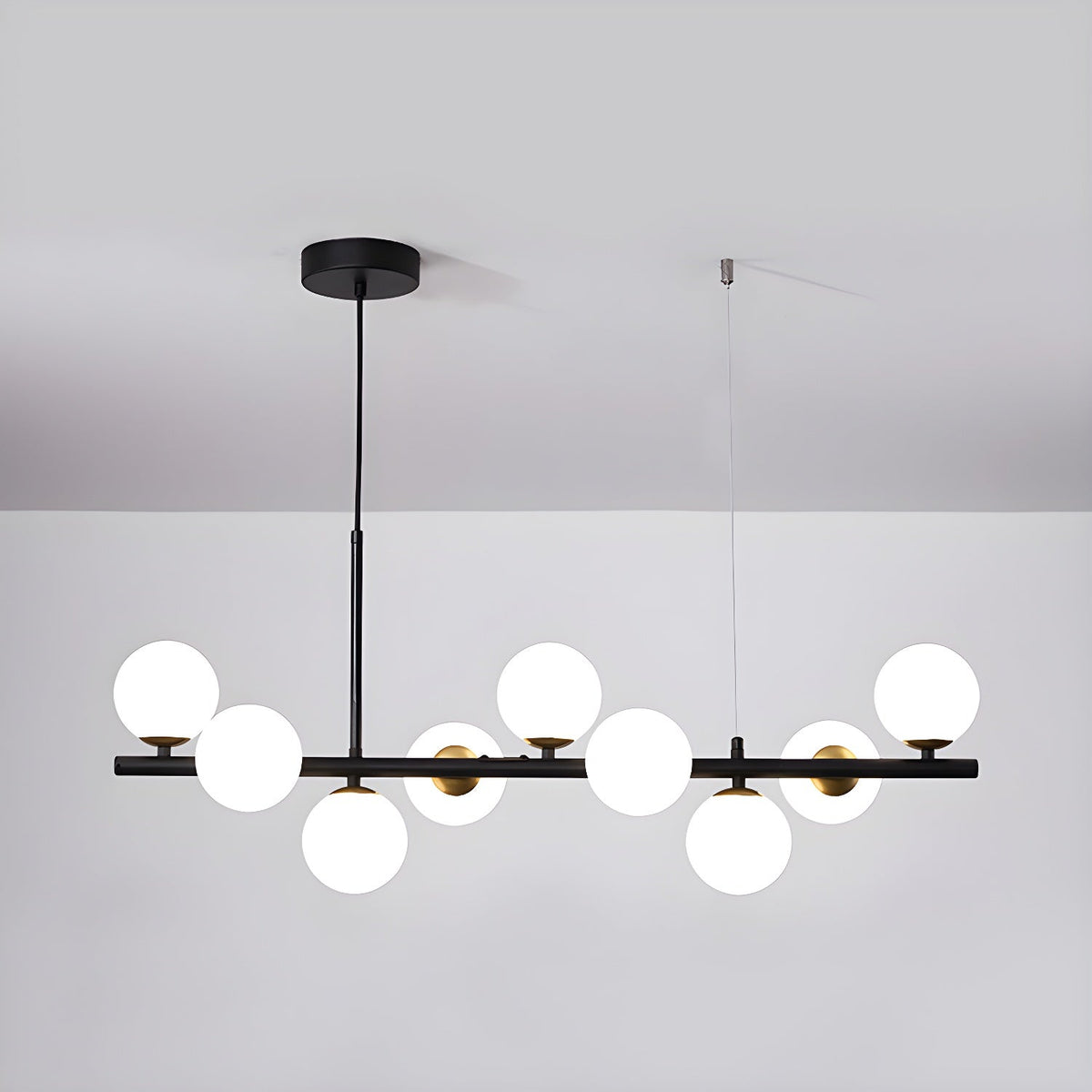 Candeeiro de teto Lioroora, em vidro e forma de globo dourado, com 12 luzes