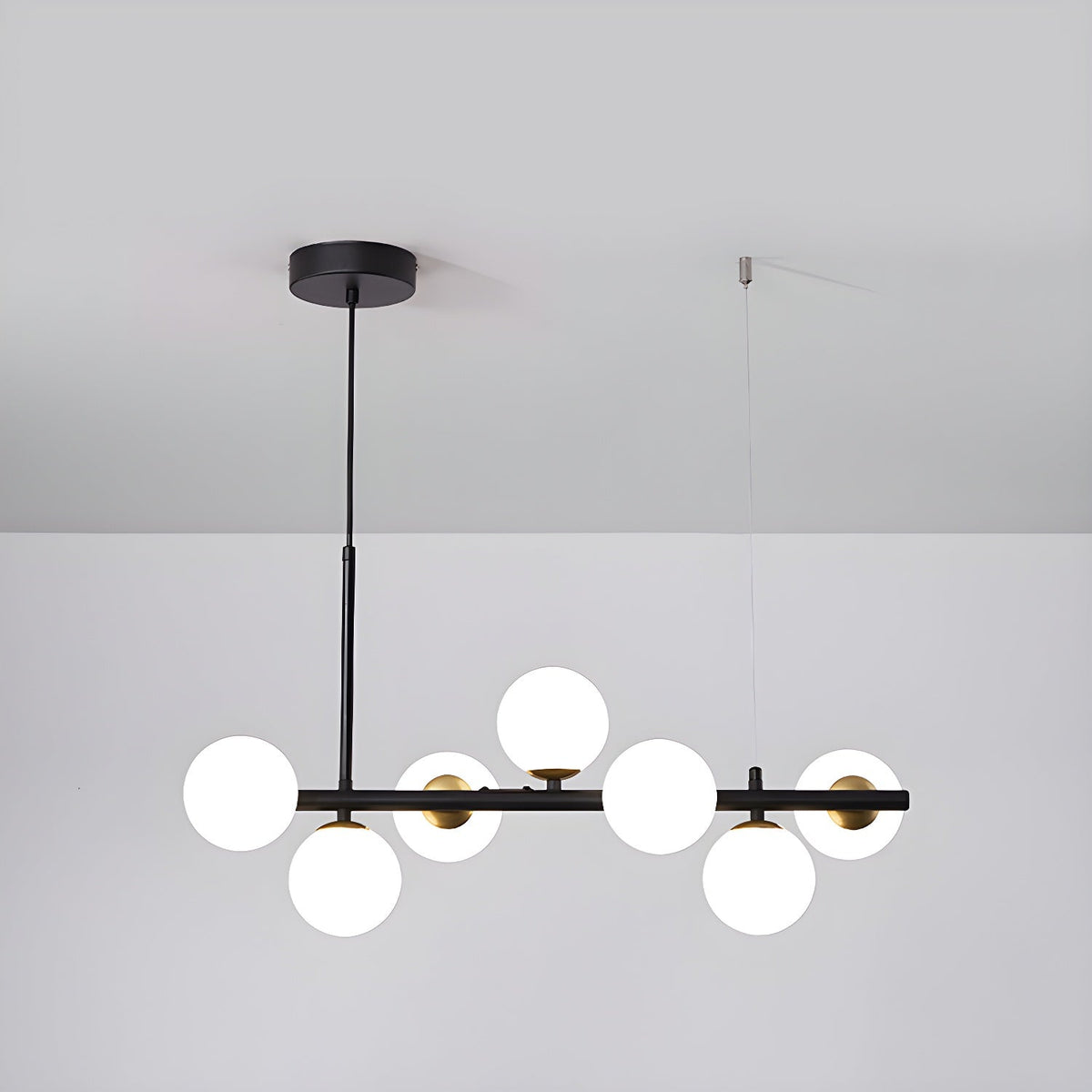 Candeeiro de teto Lioroora, em vidro e forma de globo dourado, com 12 luzes