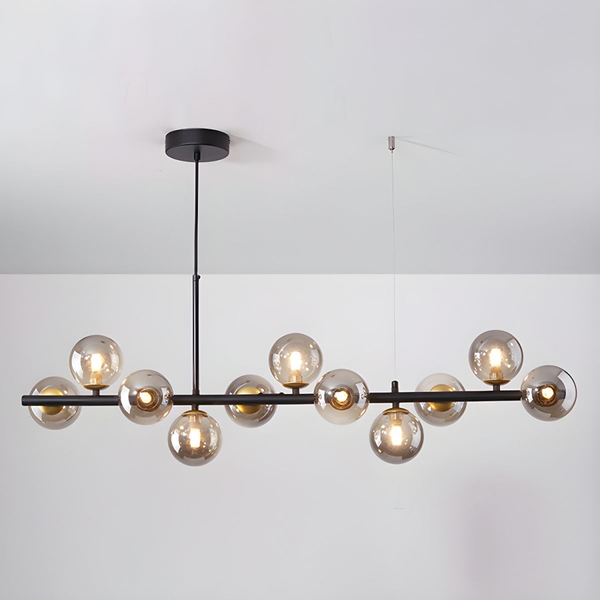 Candeeiro de teto Lioroora, em vidro e forma de globo dourado, com 12 luzes