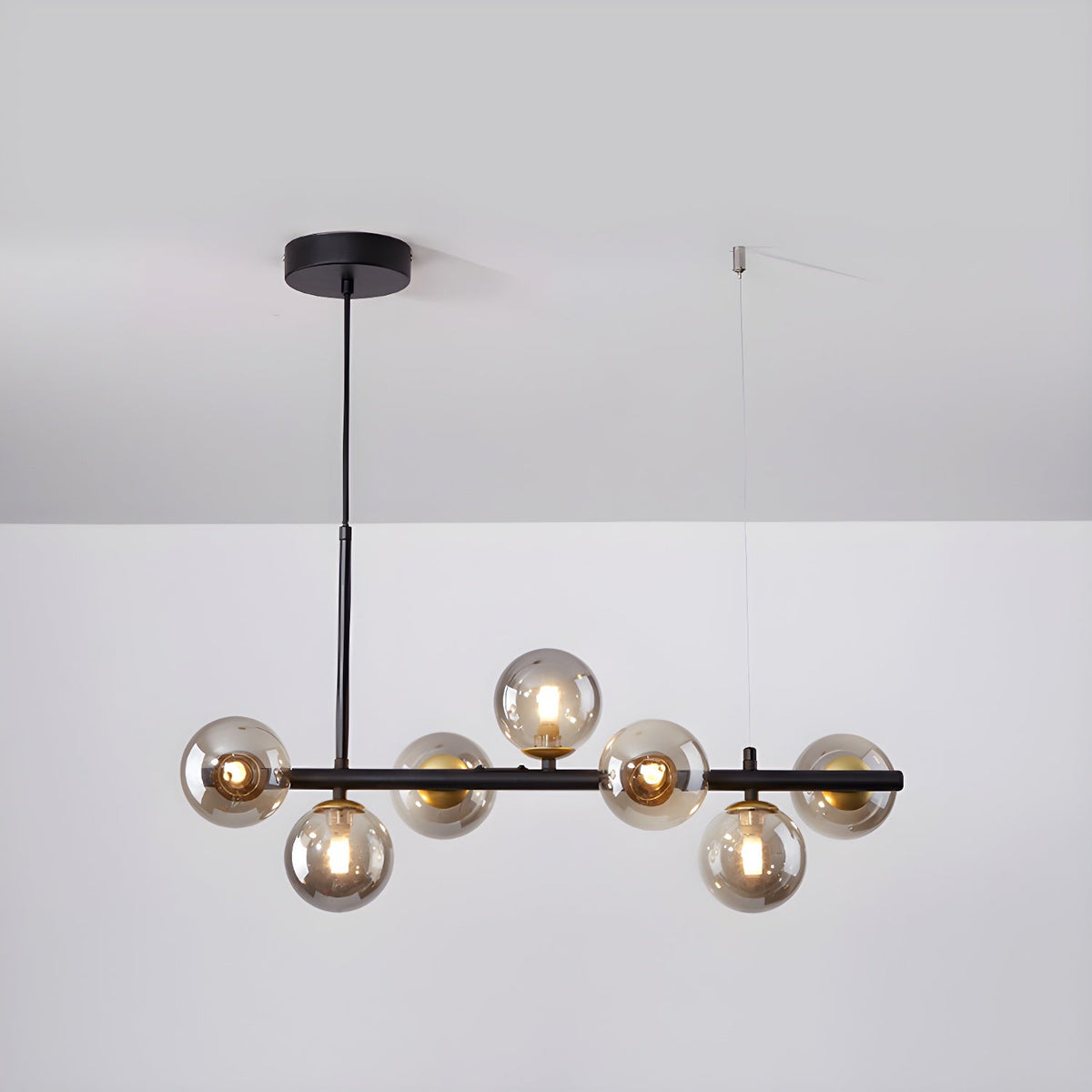 Candeeiro de teto Lioroora, em vidro e forma de globo dourado, com 12 luzes