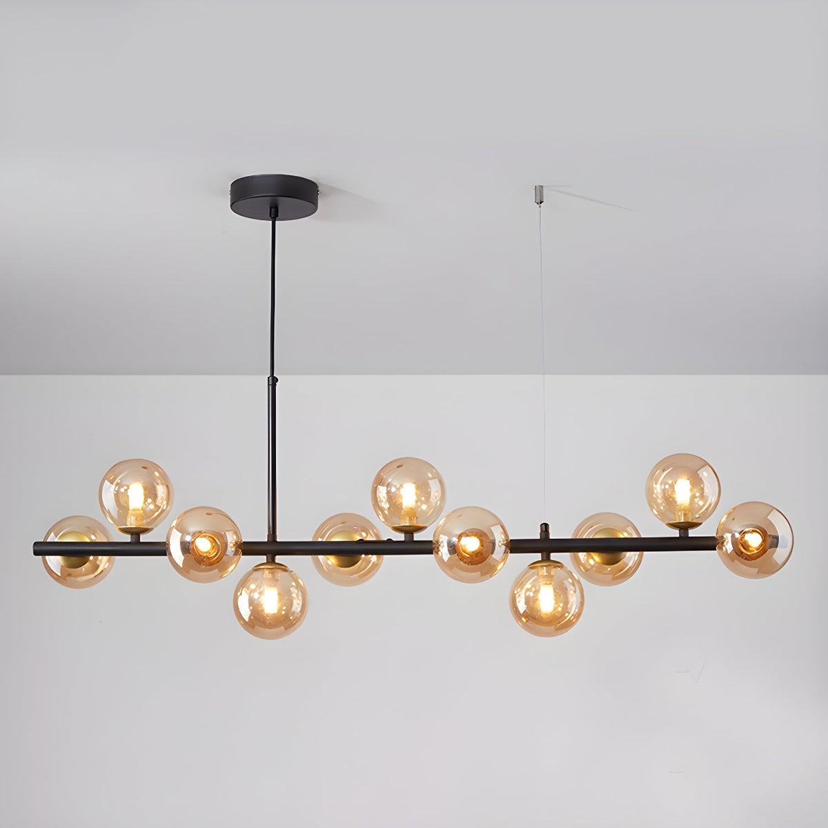 Candeeiro de teto Lioroora, em vidro e forma de globo dourado, com 12 luzes