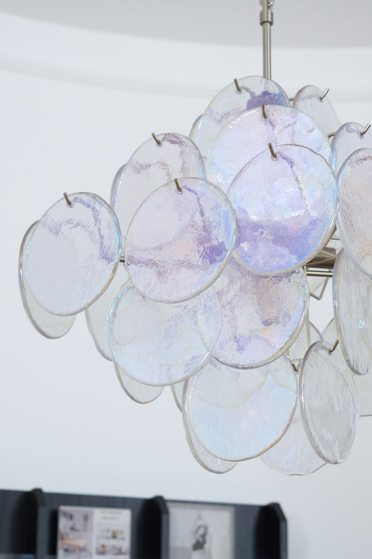 Candeeiro de teto Selerira em discos de Murano iridescentes dispostos em camadas