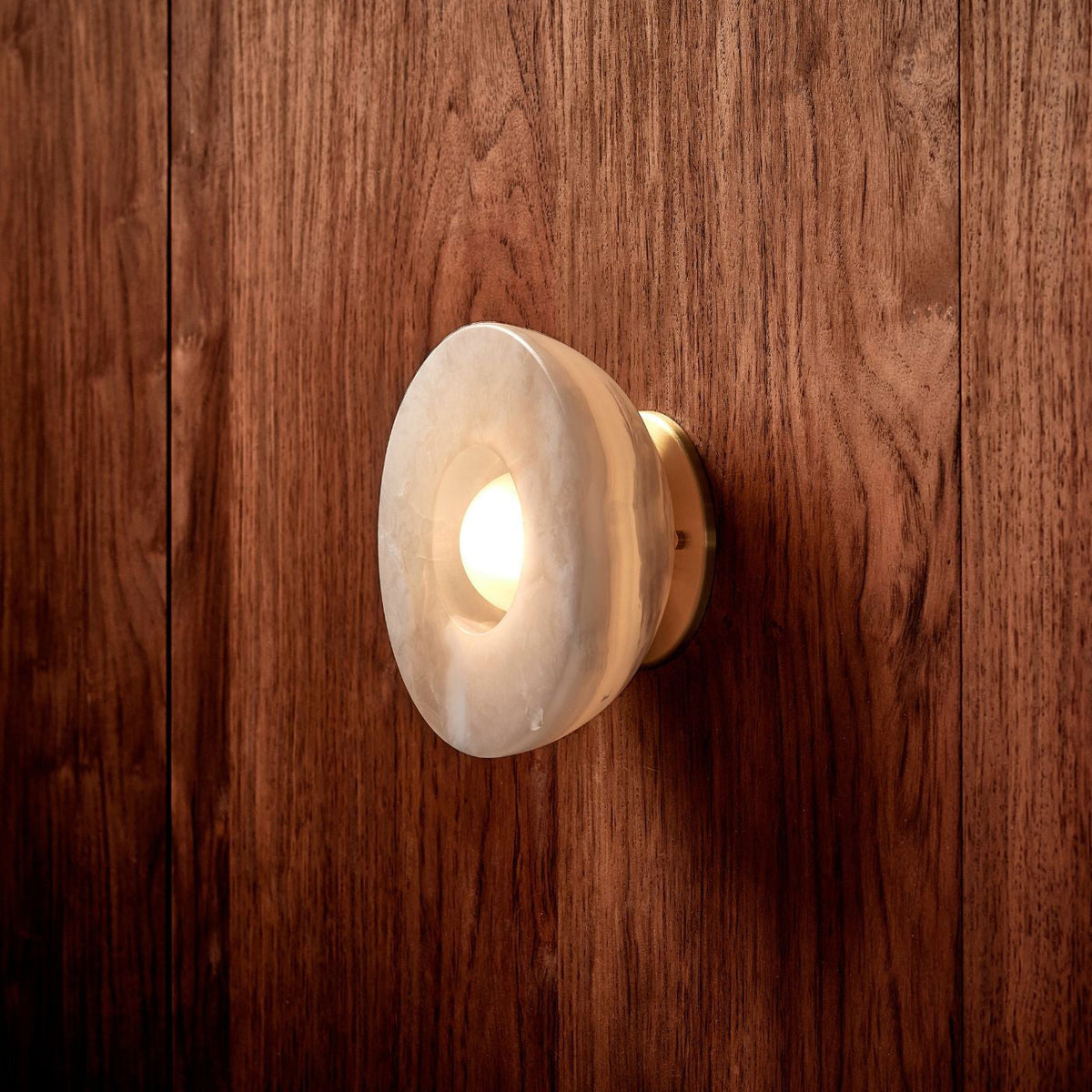 Lioruielle ytmonterad vägglampa i glas