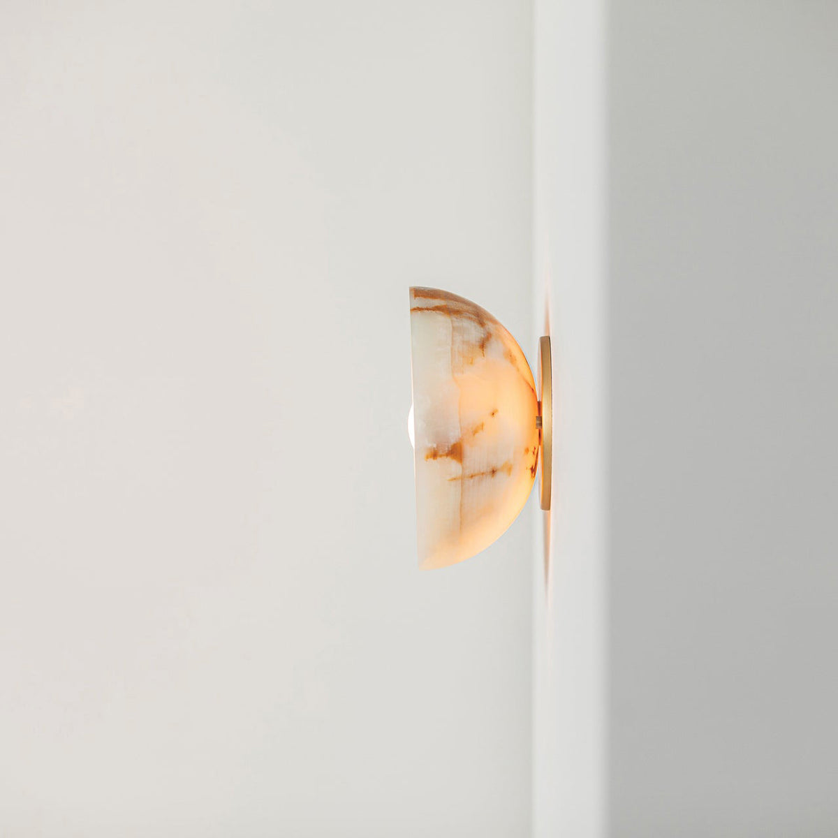 Lioruielle ytmonterad vägglampa i glas