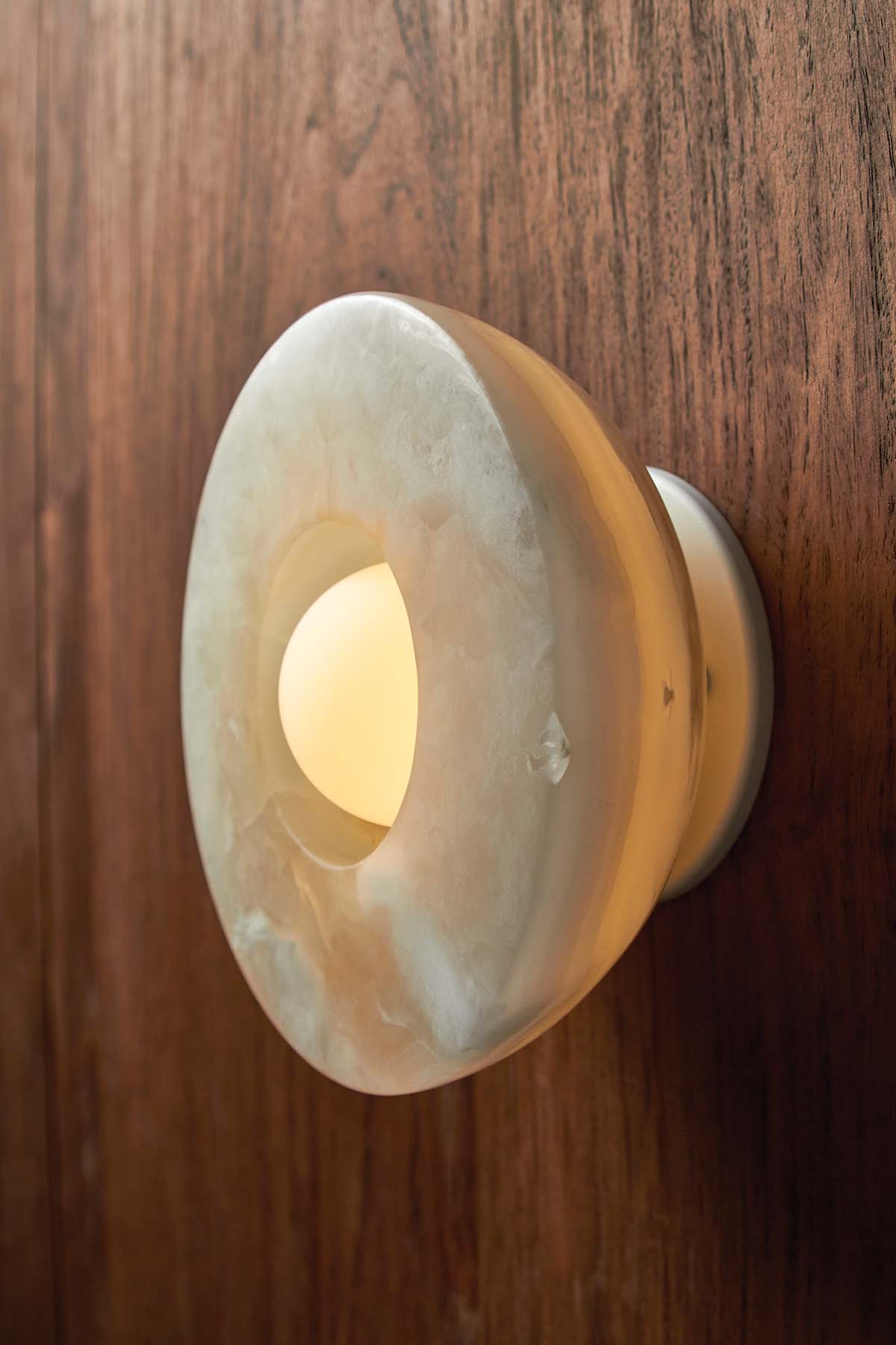 Lioruielle ytmonterad vägglampa i glas