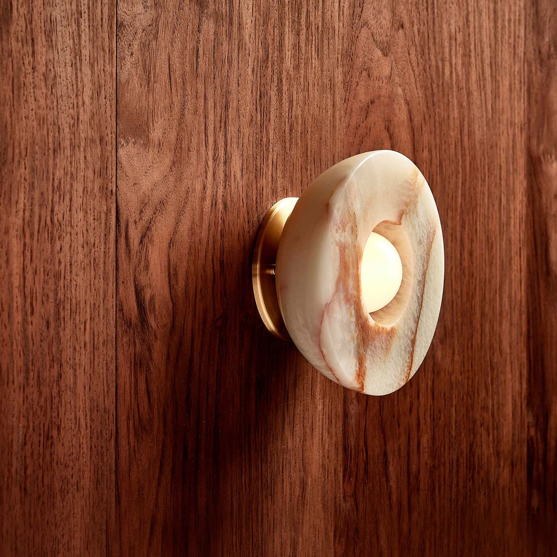 Lioruielle ytmonterad vägglampa i glas