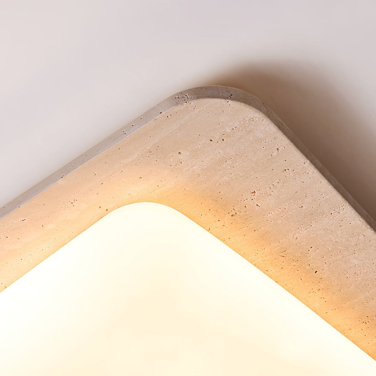 Seranina loftlampe i travertin