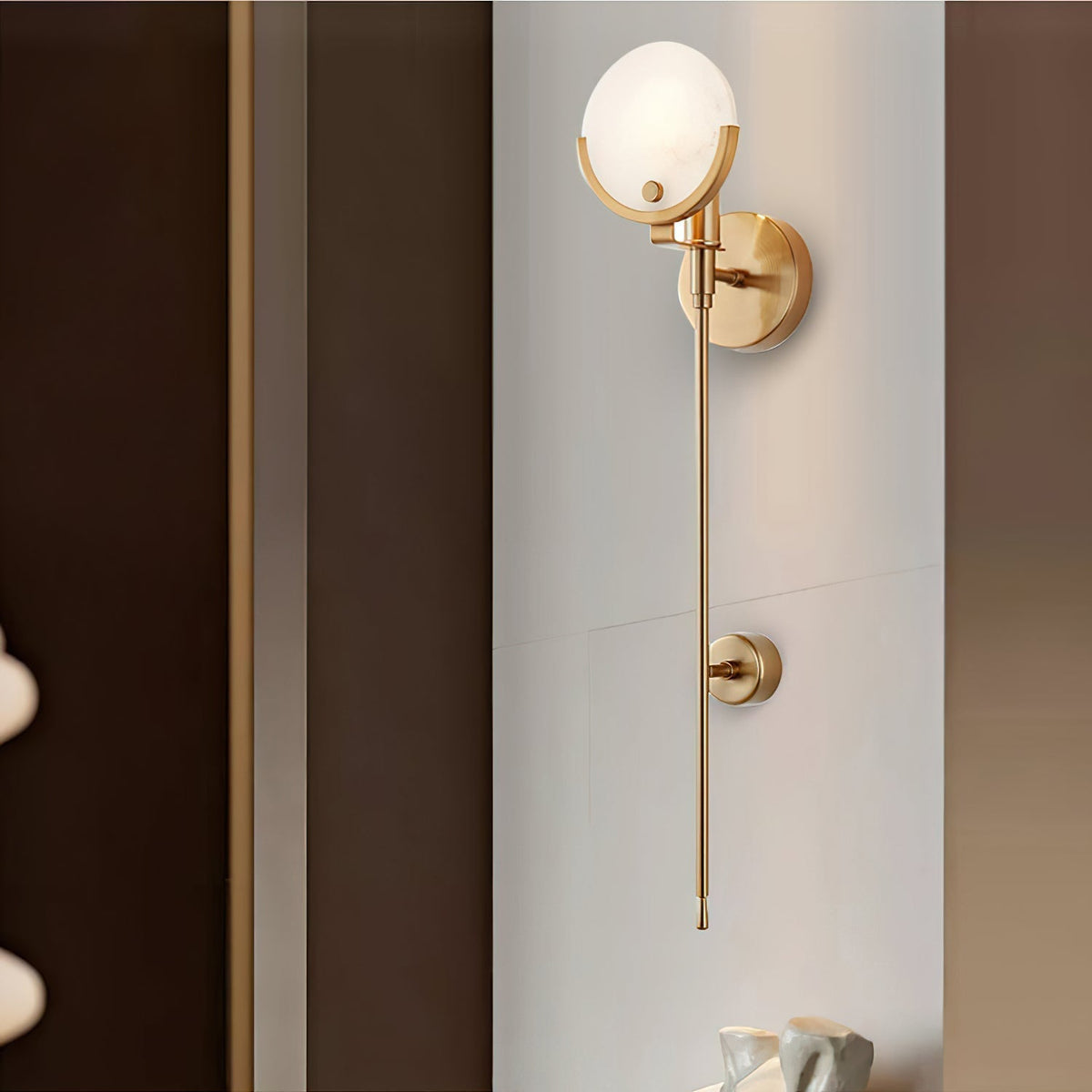 Candeeiro de parede moderno minimalista em latão e alabastro Ljomuvyo