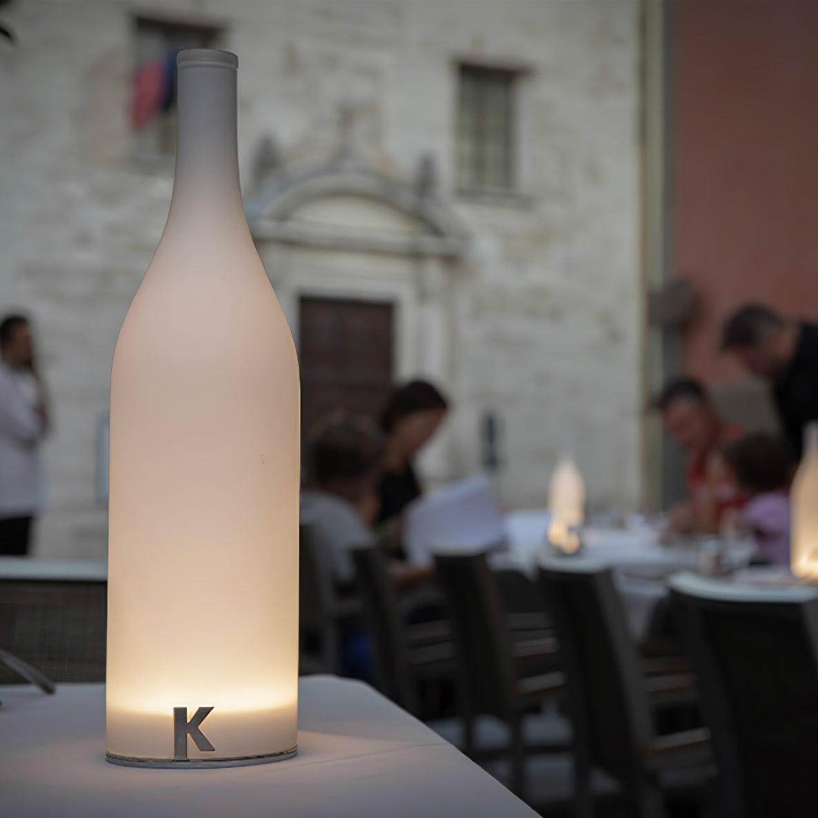 Vino sisäänrakennetulla akulla varustettu pöytävalaisin