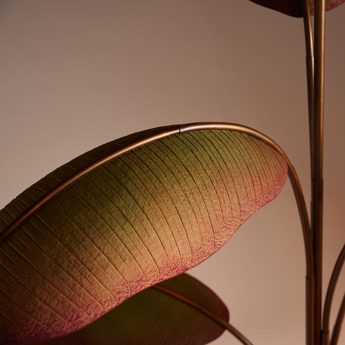 Candelabro moderno minimalista de metal preto com folhas Rauduvyu