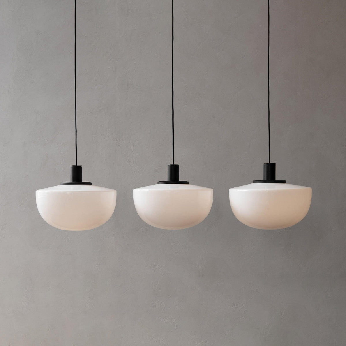 Pendel med glaskuppel, metalbeslag, minimalistisk og afslappende