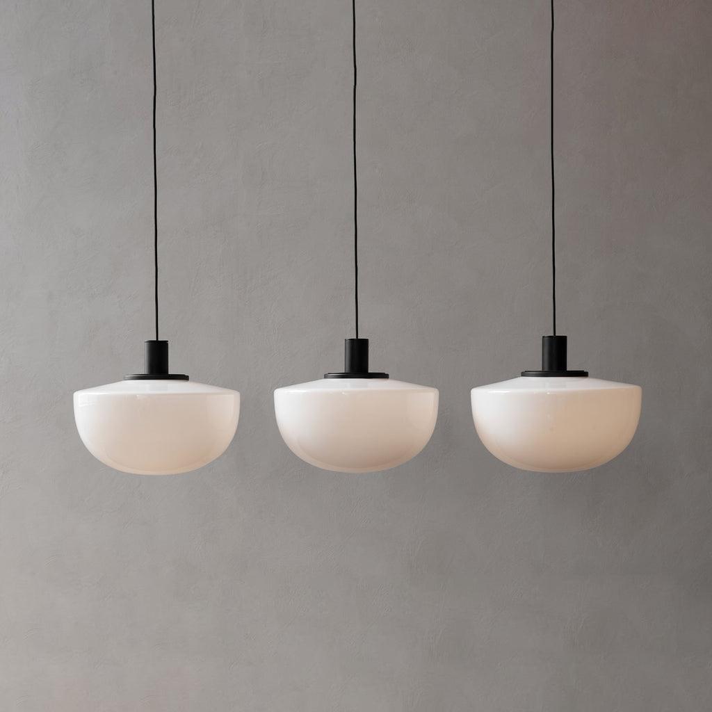 Pendel med glaskuppel, metalbeslag, minimalistisk og afslappende