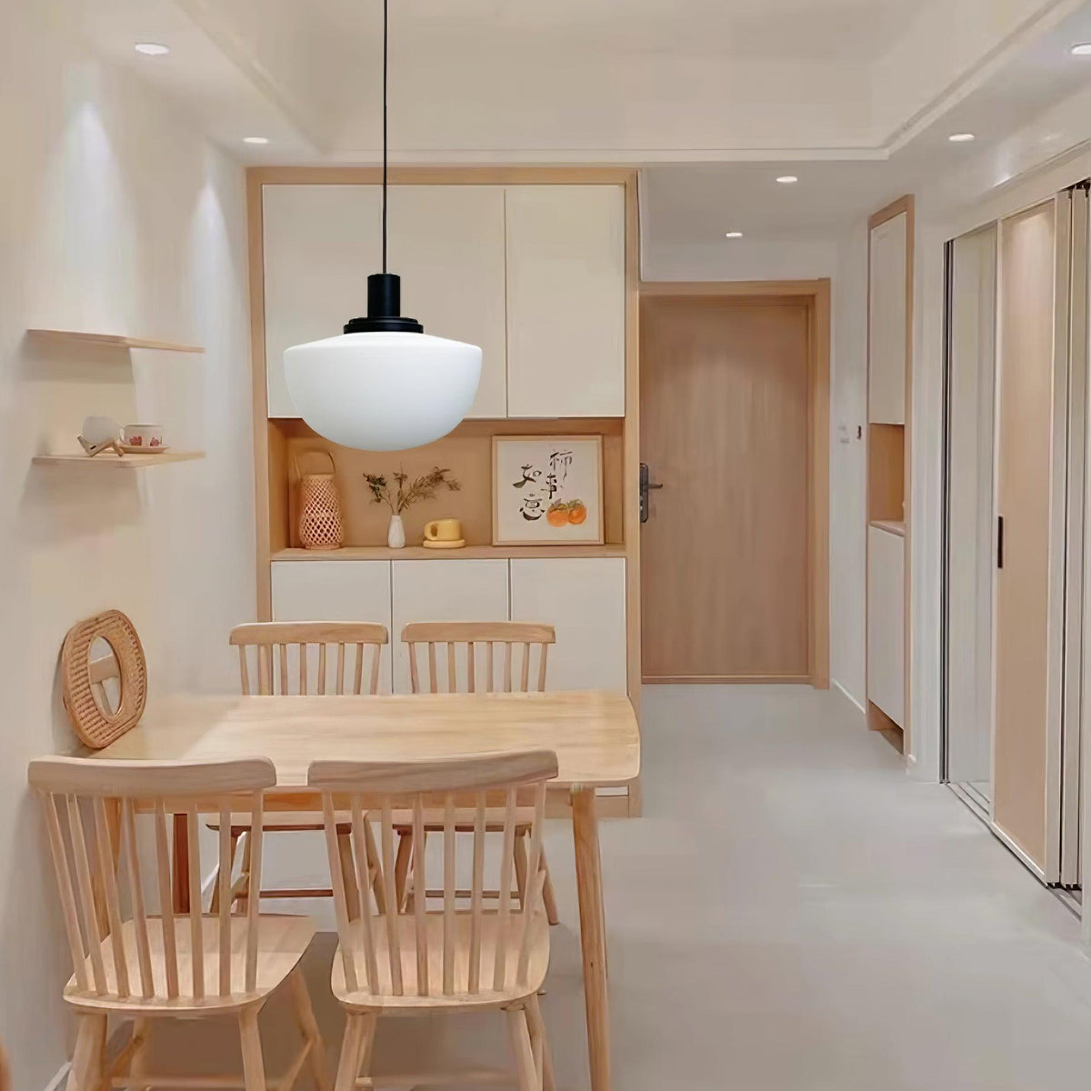 Pendel med glaskuppel, metalbeslag, minimalistisk og afslappende