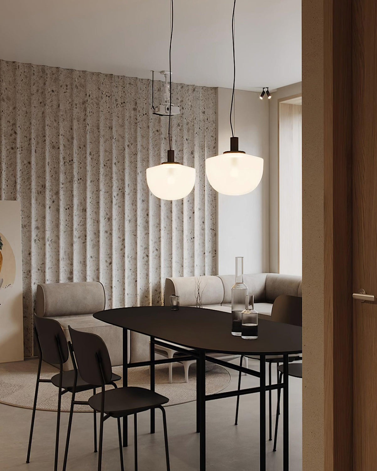 Pendel med glaskuppel, metalbeslag, minimalistisk og afslappende