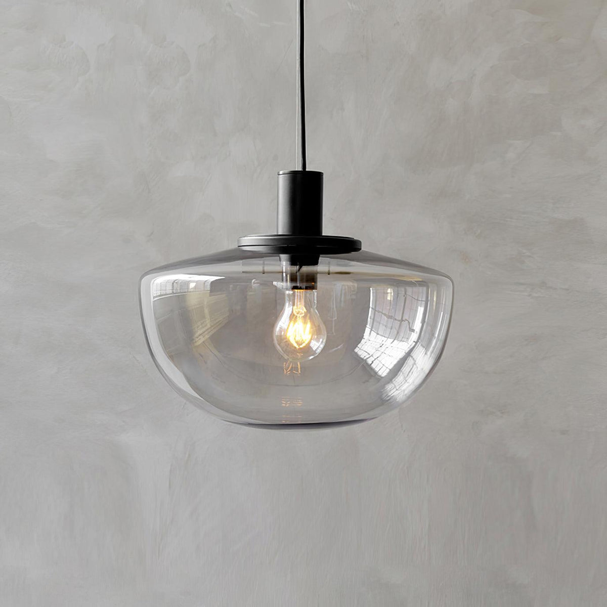 Pendel med glaskuppel, metalbeslag, minimalistisk og afslappende