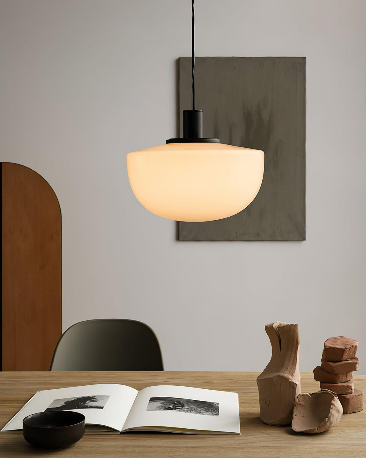 Pendel med glaskuppel, metalbeslag, minimalistisk og afslappende