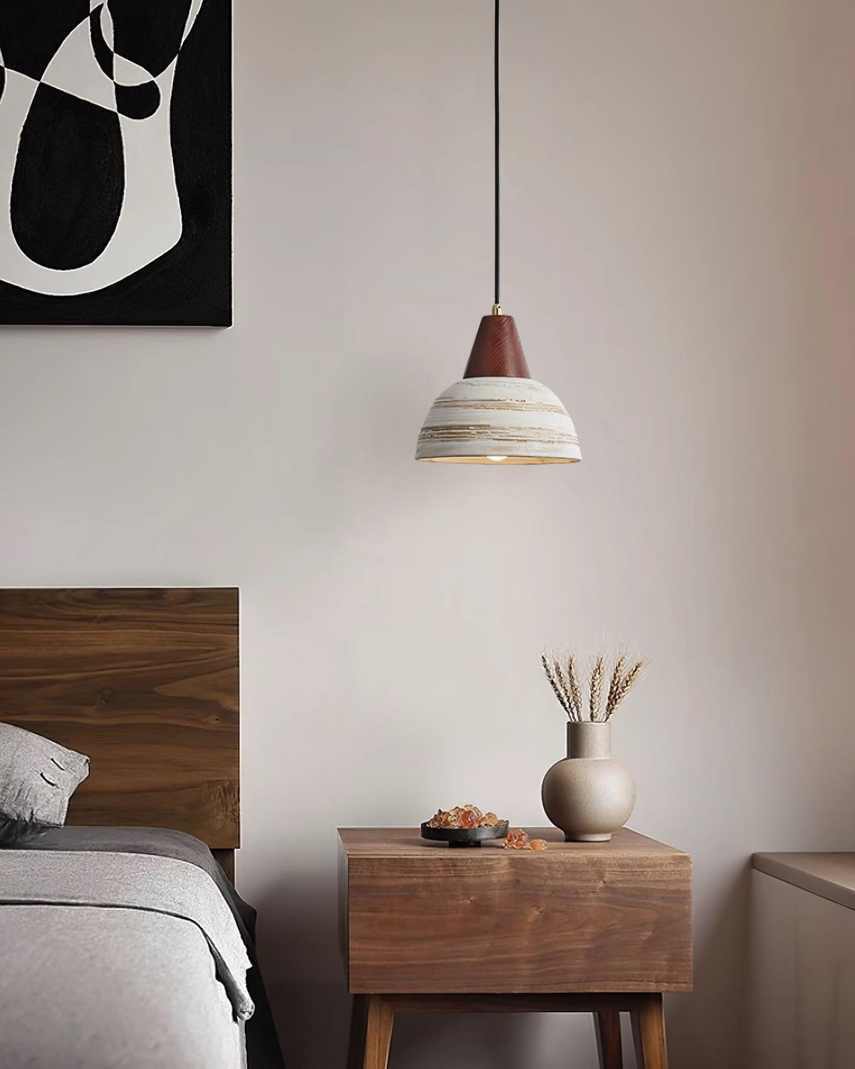 Pendellampe med tekstureret keramikskærm, tilspidset, nordisk minimalistisk