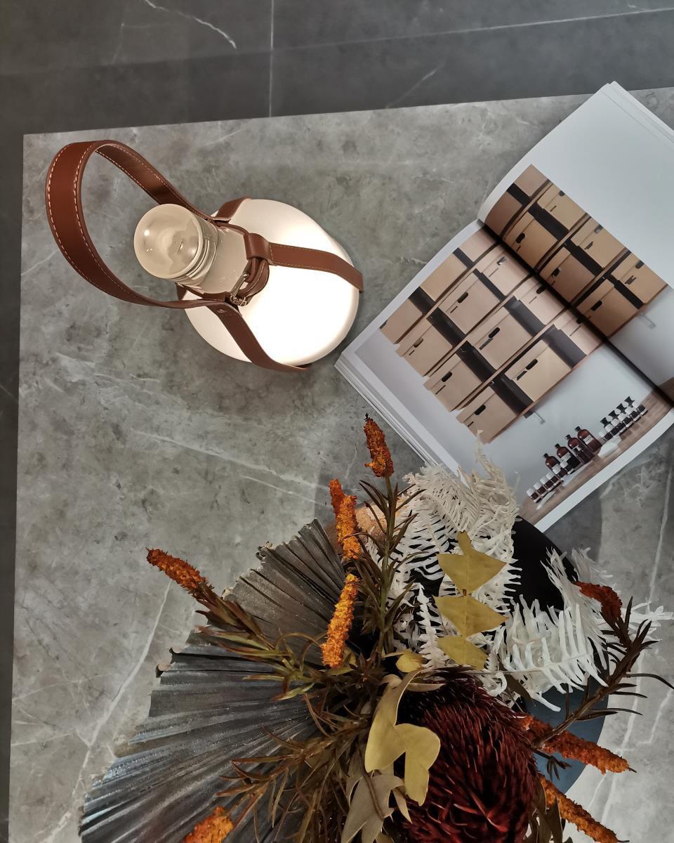 Ales vintagebordslampa i läder