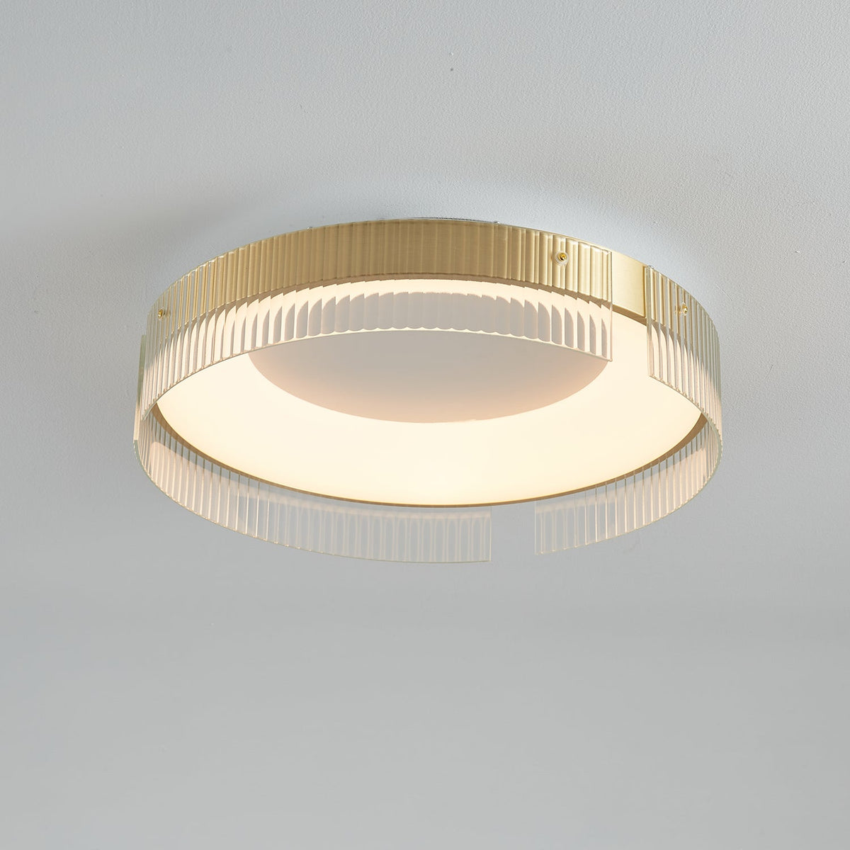 Ovenaris modern minimalistisk taklampa i mässing