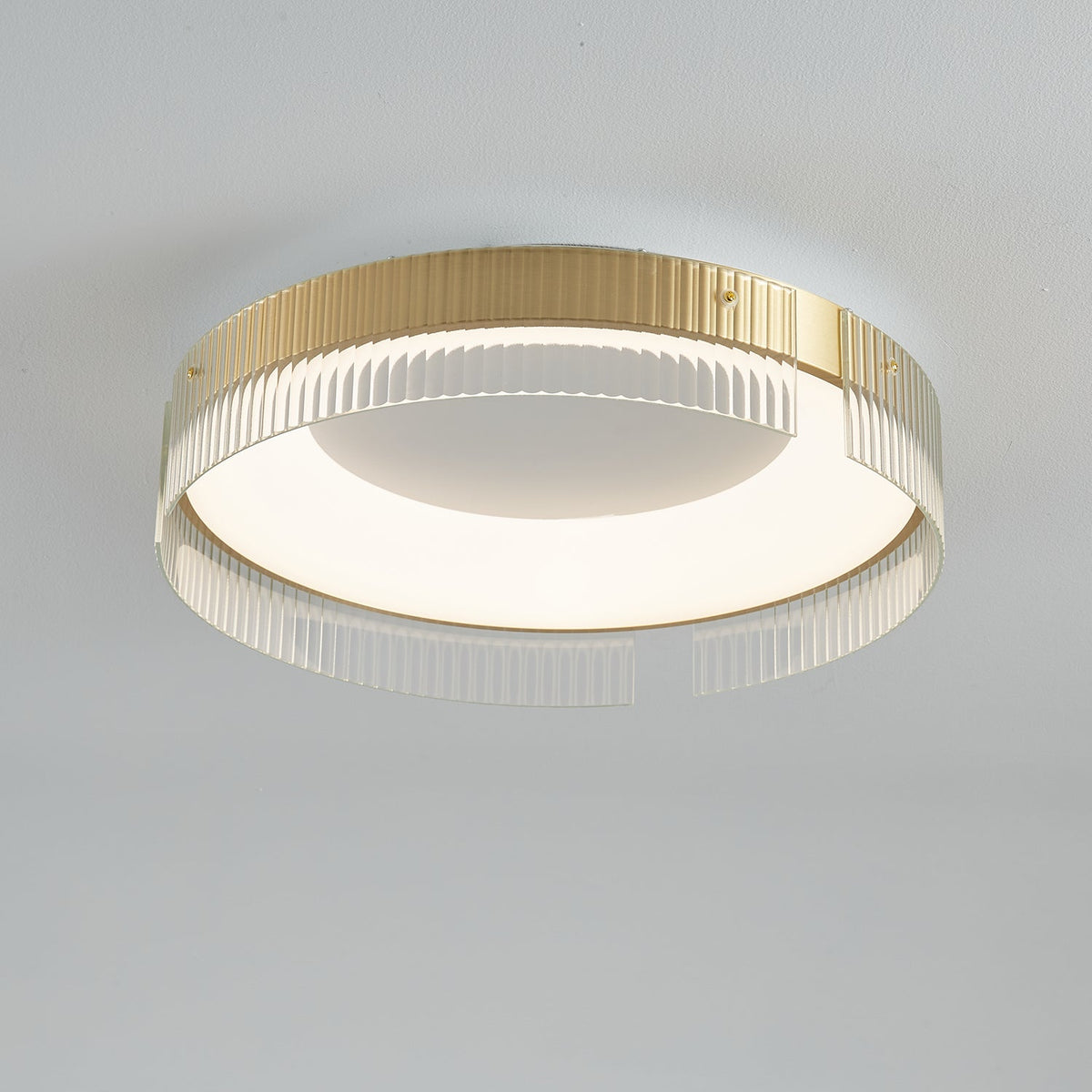 Ovenaris modern minimalistisk taklampa i mässing