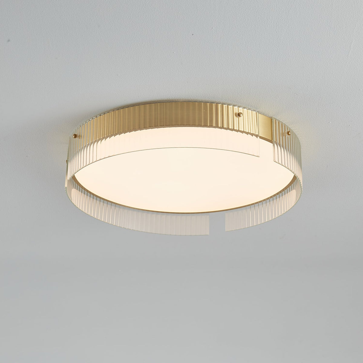 Ovenaris modern minimalistisk taklampa i mässing