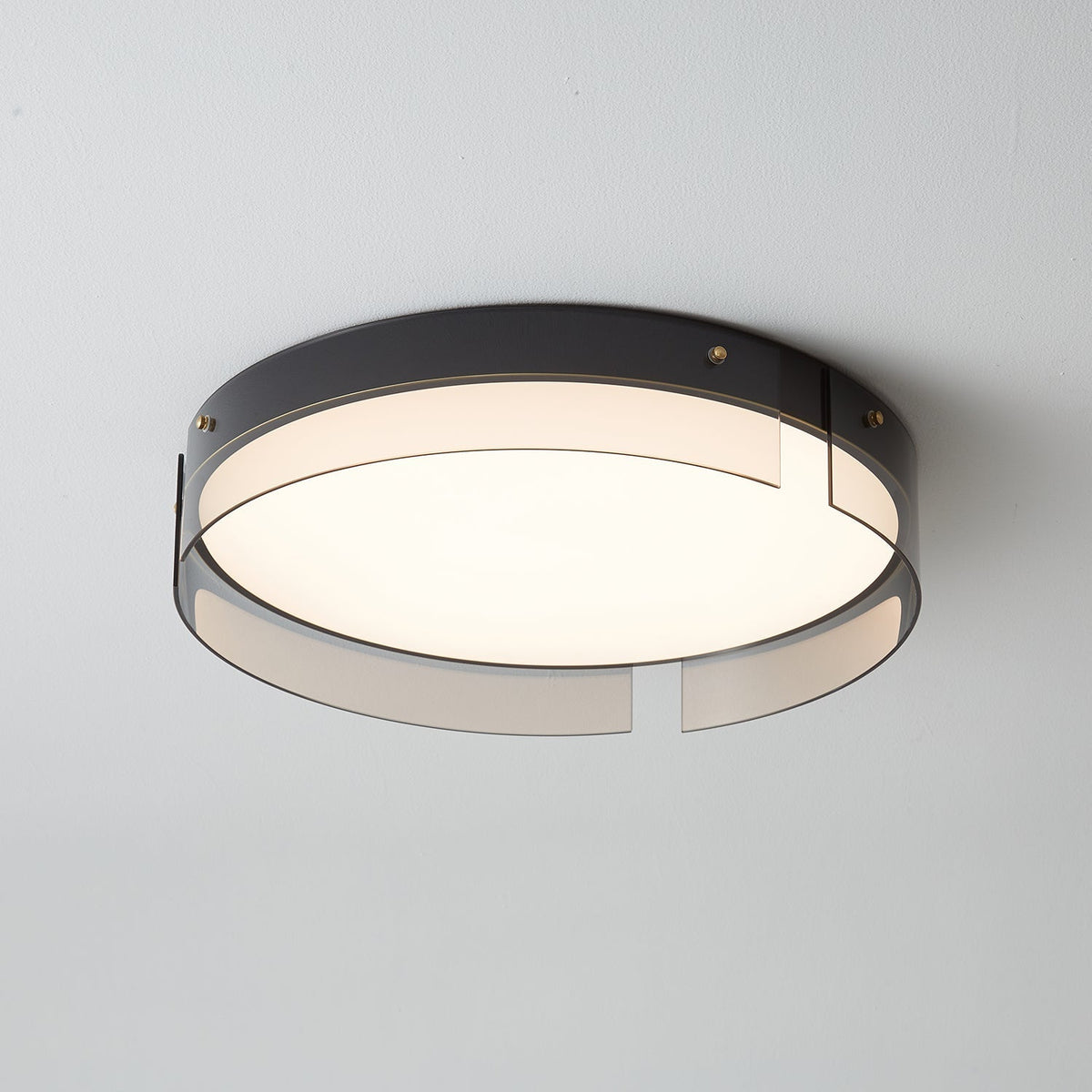 Ovenaris modern minimalistisk taklampa i mässing