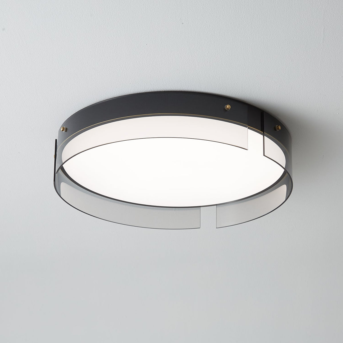 Ovenaris modern minimalistisk taklampa i mässing