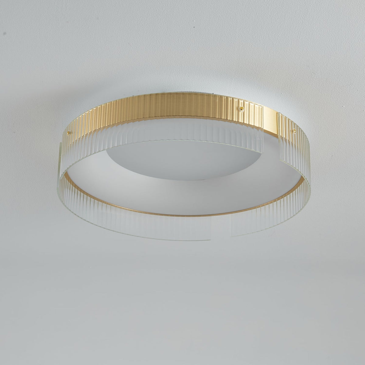 Ovenaris modern minimalistisk taklampa i mässing
