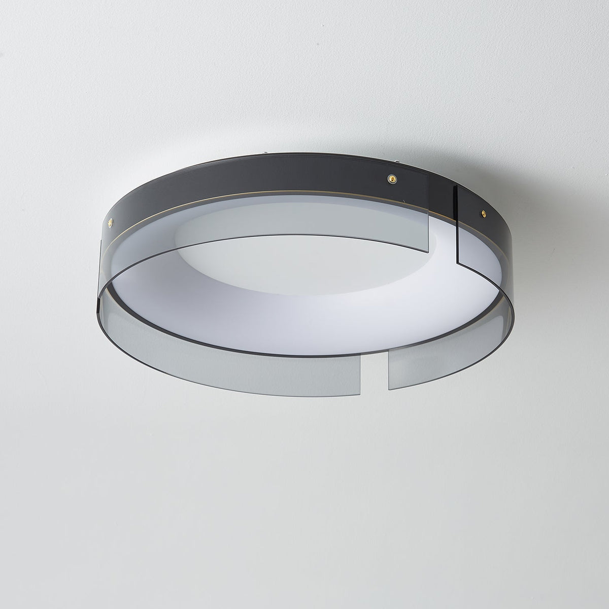 Ovenaris modern minimalistisk taklampa i mässing