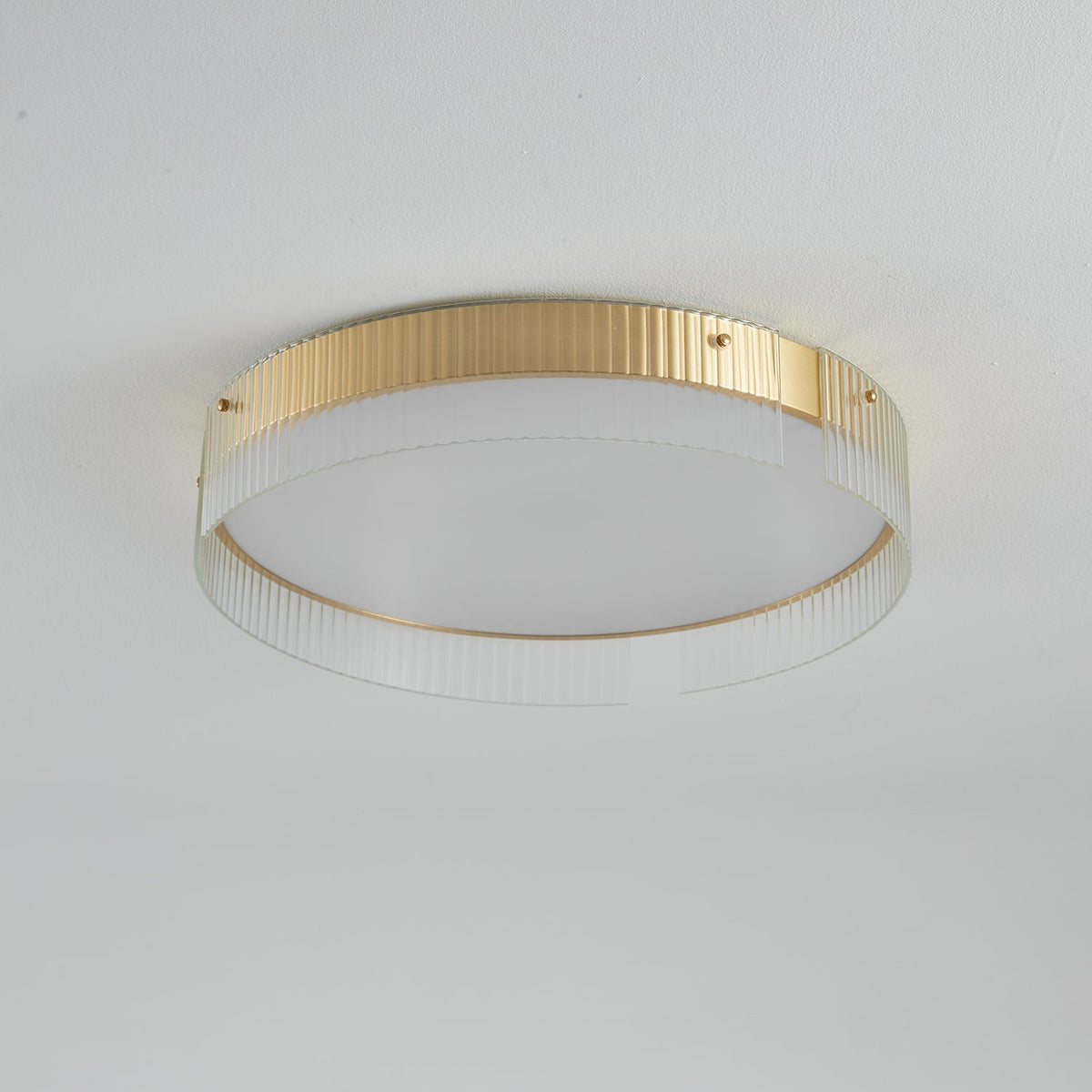 Ovenaris modern minimalistisk taklampa i mässing