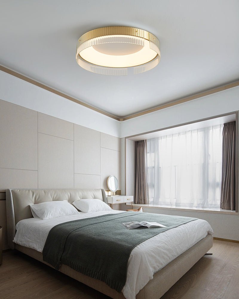 Ovenaris modern minimalistisk taklampa i mässing