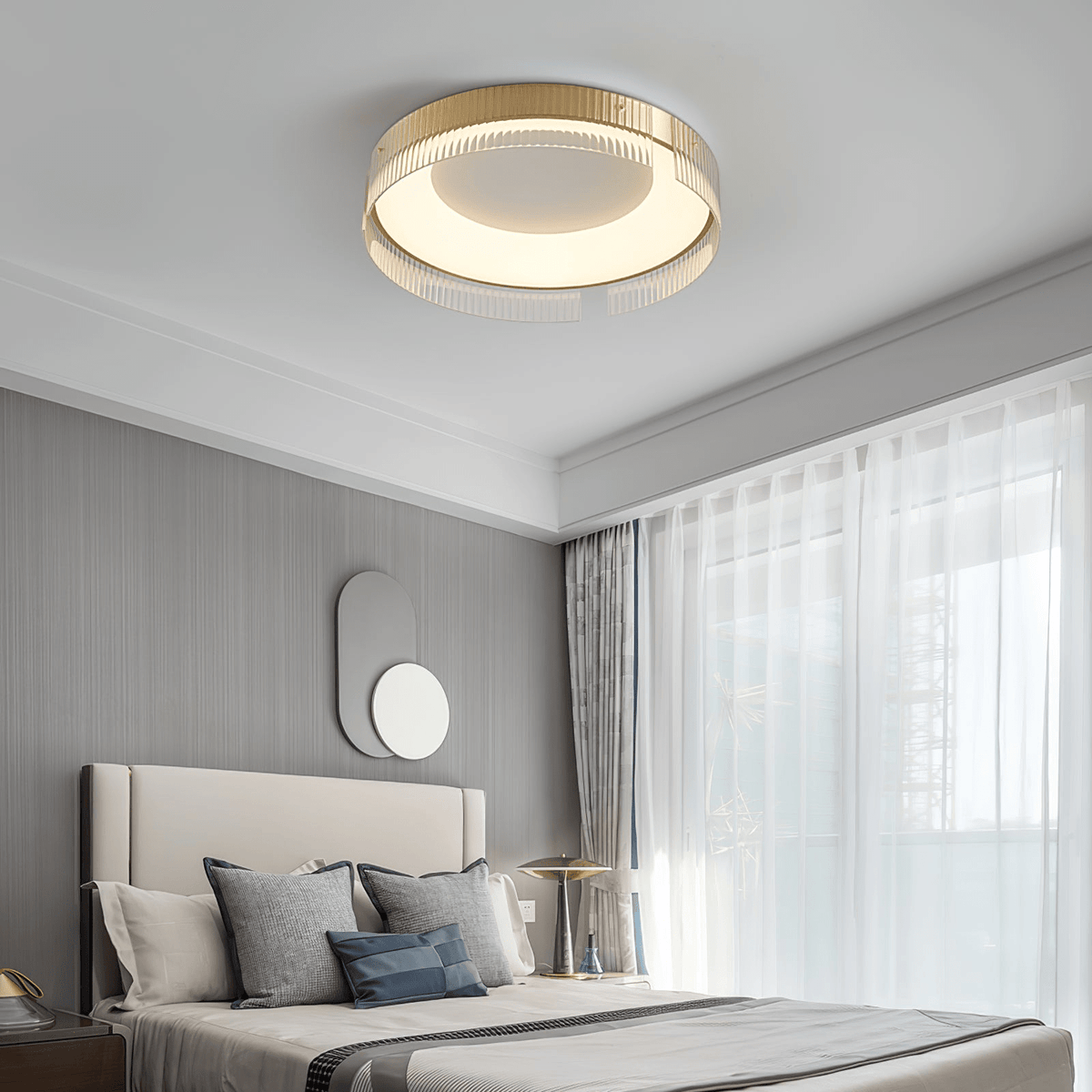 Ovenaris modern minimalistisk taklampa i mässing