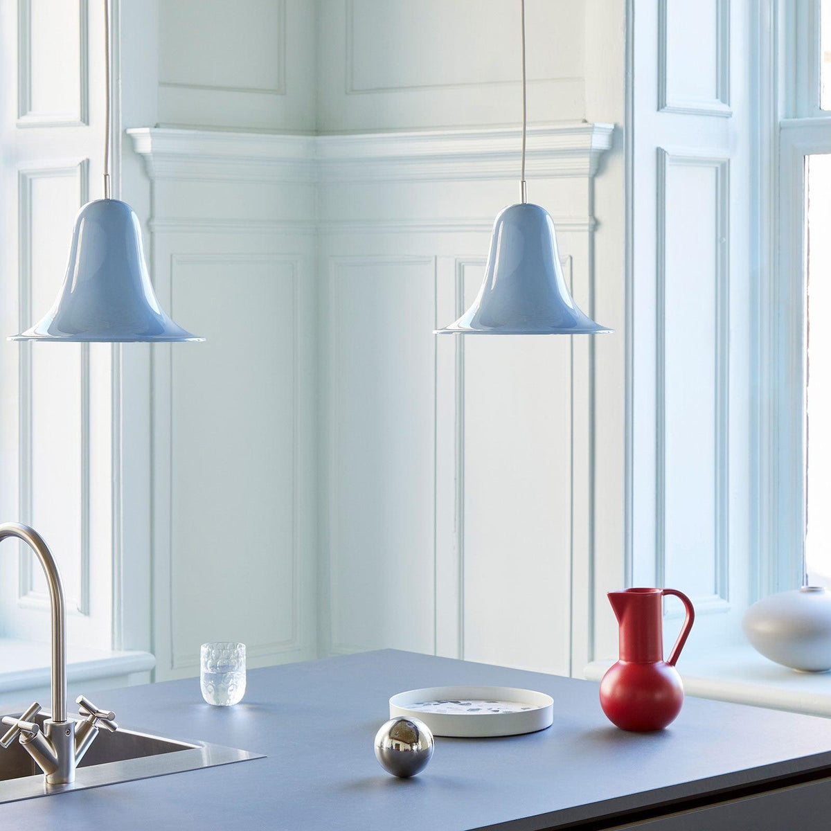 Candeeiro suspenso minimalista Nevin com cúpula em forma de sino